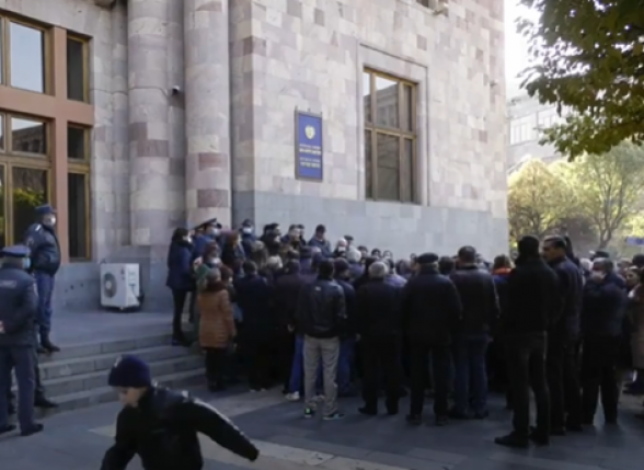 Акция протеста солдат-срочников перед зданием Правительства РА (прямой эфир)