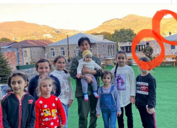 Աննա Հակոբյանը արցախցի երեխաներին է այցելել զինված 11 անվտանգության աշխատակիցների ուղեկցությամբ․ տարածքը հսկվել է դիպուկահարների կողմից (լուսանկար)