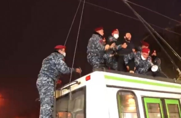 Граждане проводят акции неповиновения с требованием отставки Пашиняна: полицейские применили грубую силу (видео)