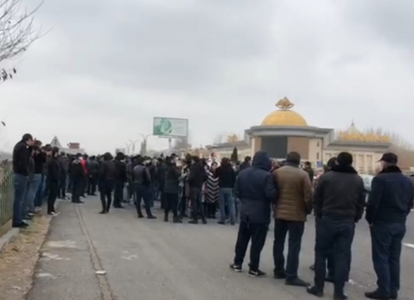 Жители Котайкского марза направляются шествием на площадь Свободы для участия в митинге по спасению Родины (видео)