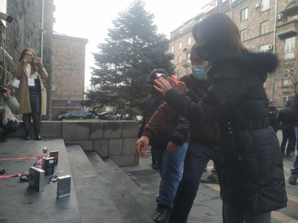 Демонстранты оставили у здания СНБ духи в подарок Николу Пашиняну