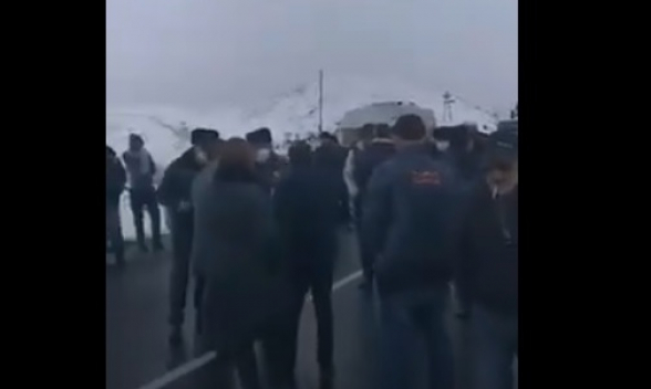 Граждане перекрыли дорогу у пропускного пункта «Бавра»: требуют отставки Пашиняна (видео)