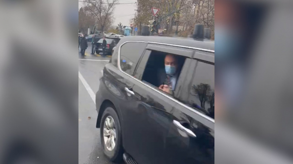 Տեսանյութ. Փաշինյանի թիկնապահները մեքենայի մեջ՝ զենքը դեպի դուրս պահած