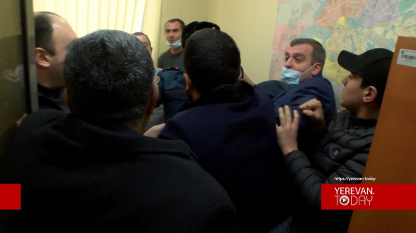 Ծեծկռտուք՝ Երևանի քաղաքապետարանի միջանցքում