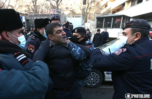 Полицейские подвергли приводу проводящих акцию протеста у здания НС граждан