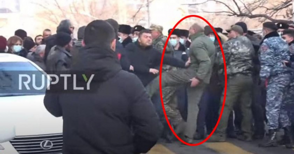На фотографии новоназначенный глава Госслужбы охраны: он ударяет ногой гражданина (видео)