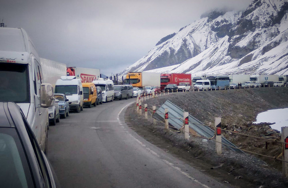 Автодорога Степанцминда-Ларс открыта только для пассажирских транспортных средств: со стороны России скопилось 820 грузовиков