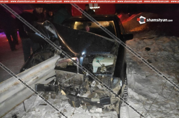 Վայոց ձորում Mercedes-ը մխրճվել է երկաթե արգելապատնեշի մեջ. վարորդի 5-ամյա տղան տեղում մահացել է