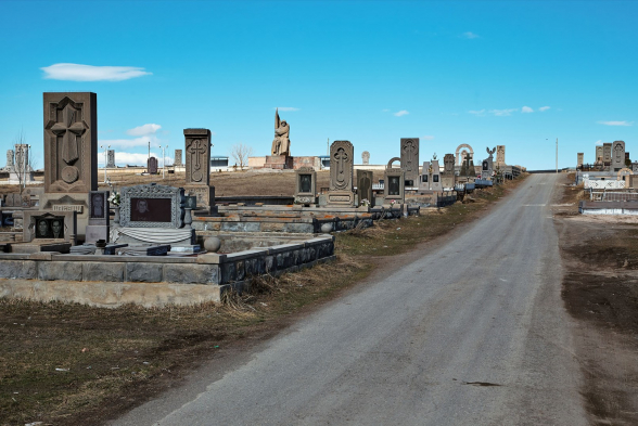 Արմավիրի մարզում «Իմ քայլի» պատգամավորներն ու մարզպետը բնակիչների հետ հանդիպում են կազմակերպել գերեզմանոցում․ «Հրապարակ»