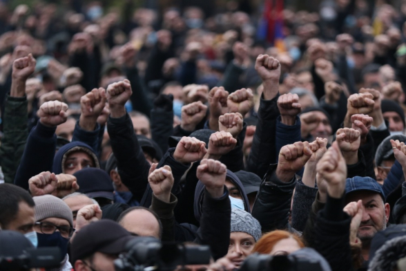 Митинг на площади Республики с требованием отставки Пашиняна (видео)