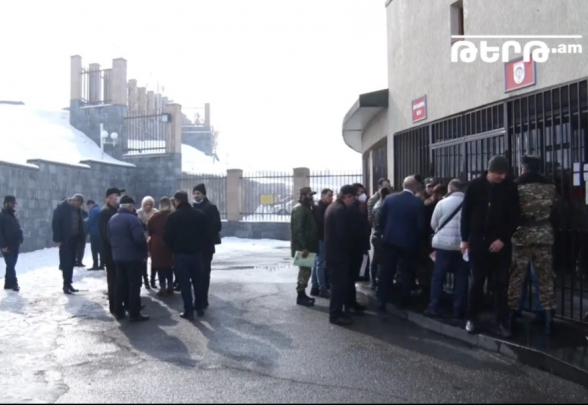 Участвовавшие в войне добровольцы провели акцию перед зданием Минобороны (видео)