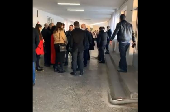 Забастовка учеников и учителей школы №1 города Абовян в связи с назначением нового директора продолжается (видео)