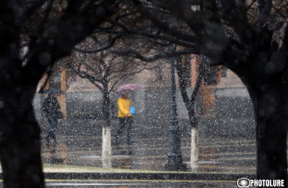 Փետրվարի 17-ի ցերեկը սպասվում է անձրև և ամպրոպ, 18-20-ին, 21-ի գիշերը՝ թաց ձյուն, փետրվարի 21-ի ցերեկը, 22-ին սպասվում է առանց տեղումների եղանակ