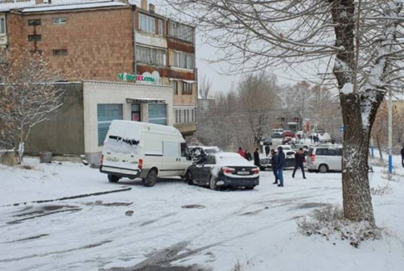 Շղթայական վթարների պատճառով Նոր Նորքի 4-րդ զանգվածի Ա. Հովհաննիսյան փողոցը դարձել է ոչ երթևեկելի (լուսանկար)