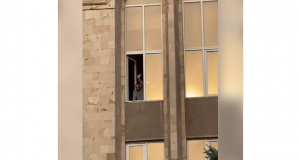 Հրայր Թովմասյանը ՍԴ-ի պատուհանից ողջունում է Փաշինյանի հրաժարականը պահանջող ժողովրդին