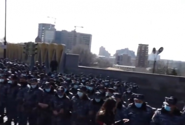 К правительственному особняку Пашиняна стянуты сотни полицейских