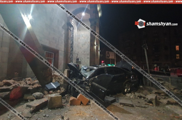 Տեսախցիկն արձանագրել է՝ ինչպես է Երևանում 27-ամյա վարորդը Mercedes-ով տապալում «Կինո Հայրենիքի» տուֆե քարե հսկայական հենասյուներից մեկը