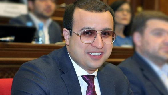 Депутат Айк Саргсян собрал родственников пропавших без вести военнослужащих и пытается обманом отправить их на проспект Баграмяна