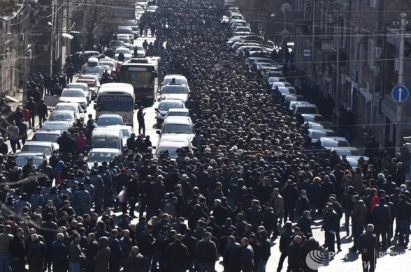 В Ереване прошло шествие с требованием отставки Пашиняна (видео)