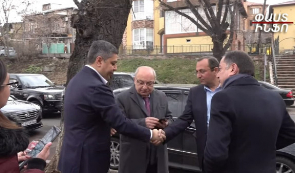 Представители оппозиции проводят встречу с президентом Армении (видео)