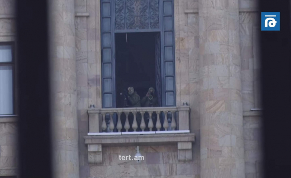 Снайперы на балконах, светошумовые гранаты по периметру здания НС (видео)