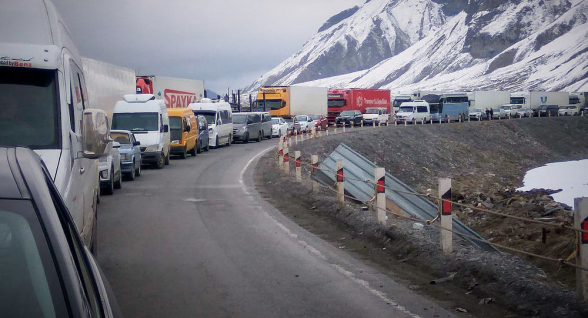 Дорога Степанцминда-Ларс закрыта для грузовых автомобилей: со стороны РФ скопилось более 270 грузовиков
