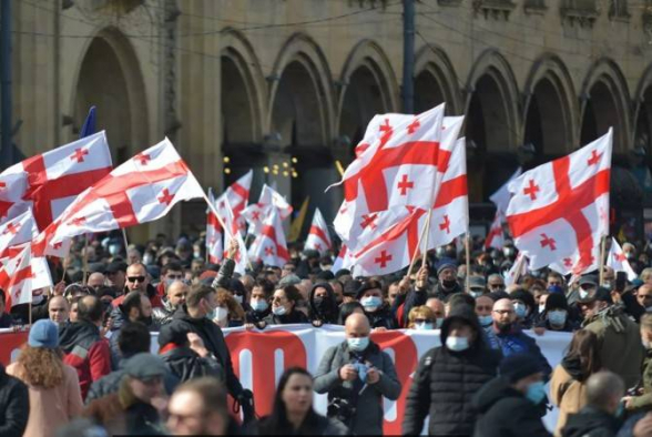 Протестующие в Кутаиси требуют расторгнуть договор с турецкой компанией «Энка» о строительстве ГЭС