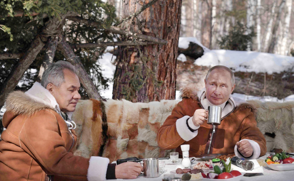 Владимир Путин и Сергей Шойгу на отдыхе в таежном лесу