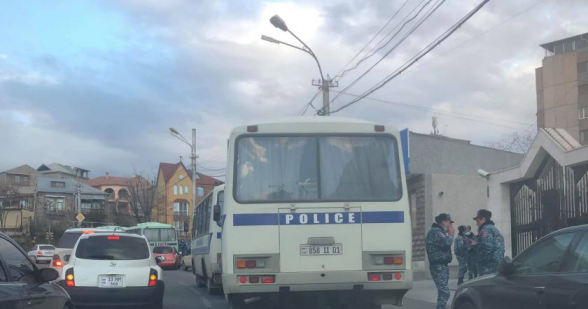 Միայն Պռոշյանի կողմից 4 ոստիկանական ավտոբուս հսկում է «լեգիտիմի» ճանապարհը տնից՝ ԱԺ (լուսանկար)