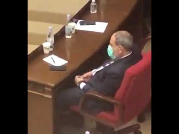 Пашинян крутит четки в ходе заседания НС (видео)