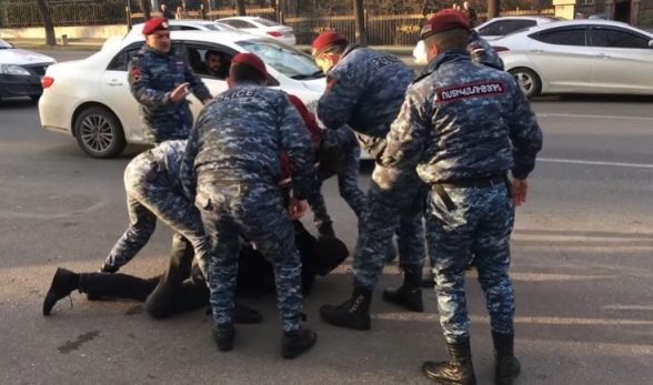 После митинга в центре Еревана напали на брата и кузена Ишхана Сагателяна (видео)