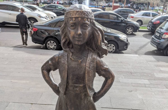 Կառավարության 3-րդ մասնաշենքի դիմաց տեղադրվել է «Անվախ աղջկա» արձանը, որի բացումն արվել է գաղտագողի (լուսանկար)