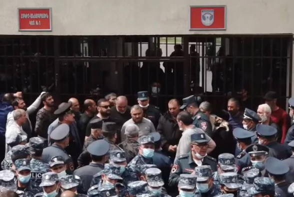 Акция протеста родственников пленных военнослужащих у здания Минобороны РА (видео)