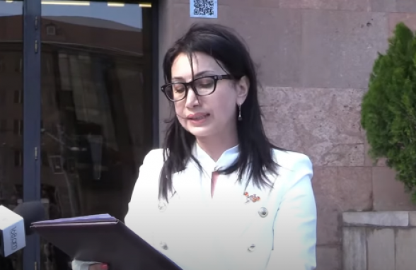 Акция Соны Агекян перед мэрией Еревана (видео)