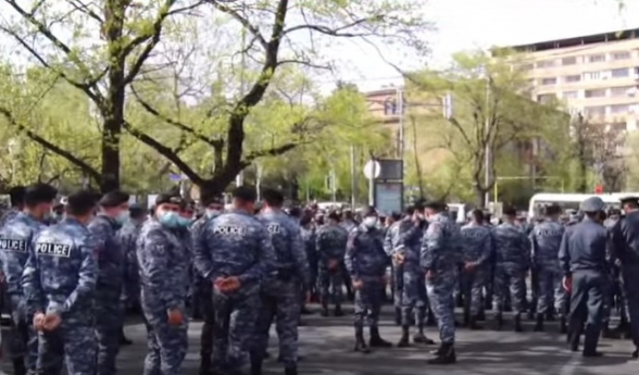 Акция протеста перед зданием НС с требованием отставки Никола Пашиняна (видео)