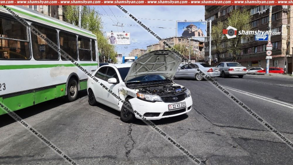 Ավտովթար Երևանում. բախվել են Kia Forte-ն ու Hyundai Sonata-ն, Hyundai-ն էլ հայտնվել է մայթին՝ բախվելով պատին