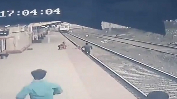 В Индии мужчина спас ребенка, упавшего на рельсы, за несколько секунд до приближения поезда
