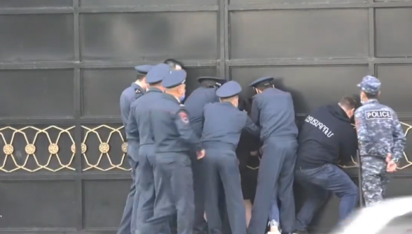 Протестующие приковали себя к воротам здания правительства (видео)