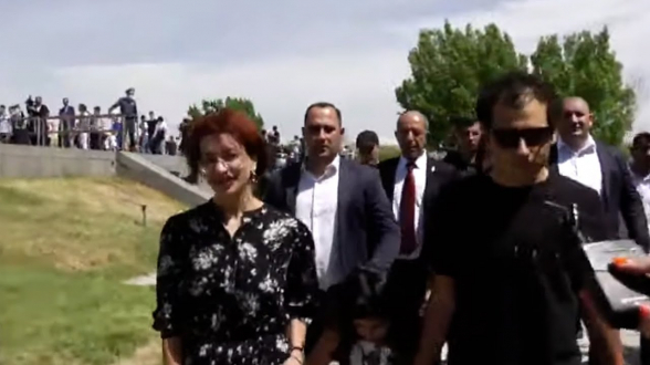 Анна Акопян пришла в Цицернакаберд в сопровождении около 20-и телохранителей (видео)