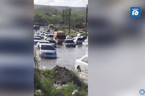Նուբարաշենի խճուղում ջրհեղեղ է, մեքենաները մնացել են ջրի մեջ