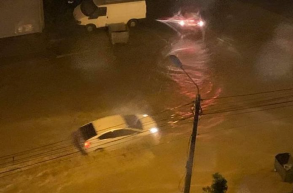 Թբիլիսիում տեղատարափ անձրևի հետևանքով փողոցներ են հեղեղվել (տեսանյութ)