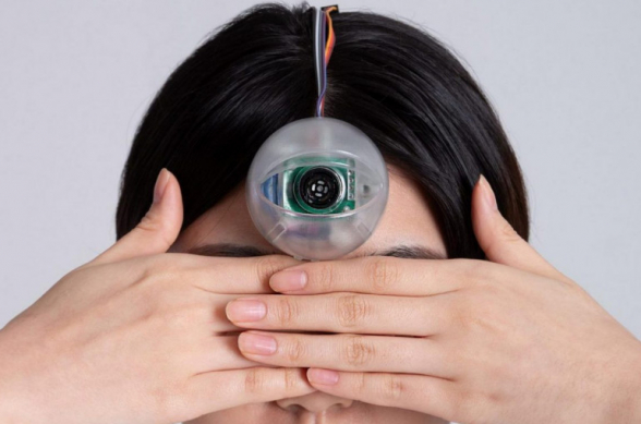 Հարավկորեացին ստեղծել է ռոբոտային 3-րդ աչք, որը թույլ է տալիս առանց աչքը հեռախոսից կտրելու ապահով քայլել` շրջանցելով խոչընդոտները