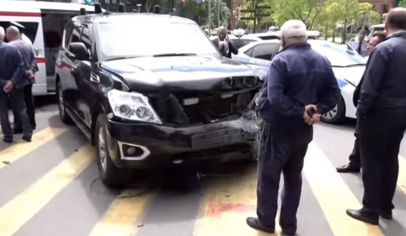 В Ереване произошло ДТП с участием машины из кортежа Пашиняна: есть пострадавшие (видео)