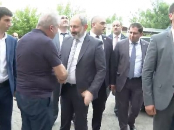 Փաշինյանին Նուբարաշենում քաղաքացիները դիմավորեցին «թուրք», «դավաճան» վանկարկումներով (տեսանյութ)