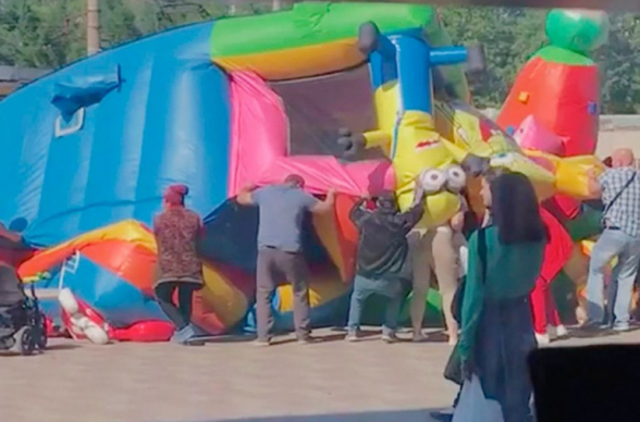 Ռուսաստանում փչովի բատուտն օդ է բարձրացել՝ երեխաներից 2-ին նետելով տրամվայի գծերի վրա․ երեխաները գտնվում են ծանր վիճակում (լուսանկար, տեսանյութ)