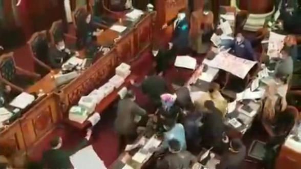В Боливии депутаты и сенаторы устроили драку во время доклада главы МВД