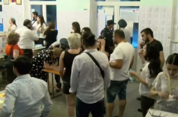 Լարված իրավիճակ է ստեղծվել 9/21 տեղամասում․ Դանիել Իոաննիսյանը պոկել է քվեատուփի կապարակնիքը (տեսանյութ)