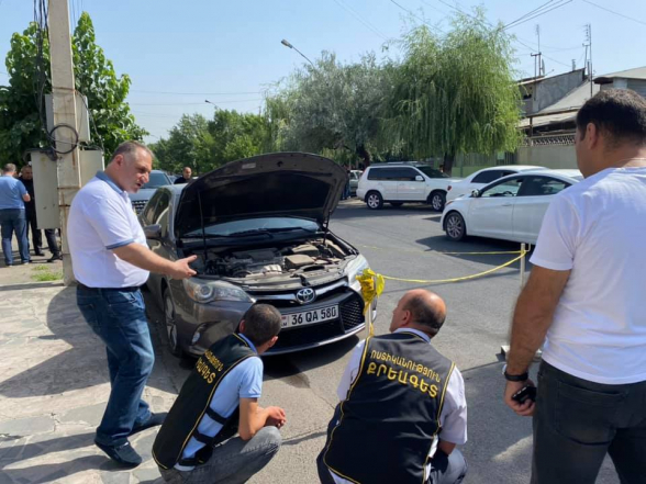 Под автомобиль общественно-политического деятеля Миграна Акопяна бросили гранату (фото)