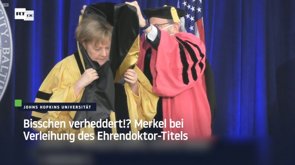 Меркель запуталась в мантии и попала на видео