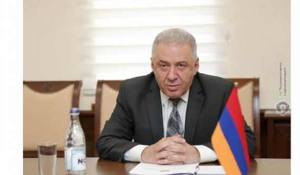 Вагаршак Арутюнян подал в отставку с поста главы Минобороны Армении